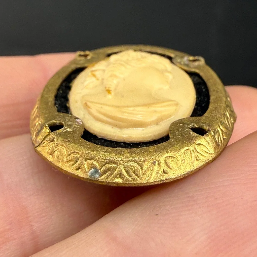 Vintage Cameo Brooch Pin Gold Tone Black Oval Portrait
